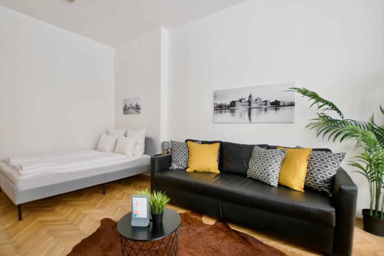 Standard By Hi5 - Petőfi 12 * Budapest